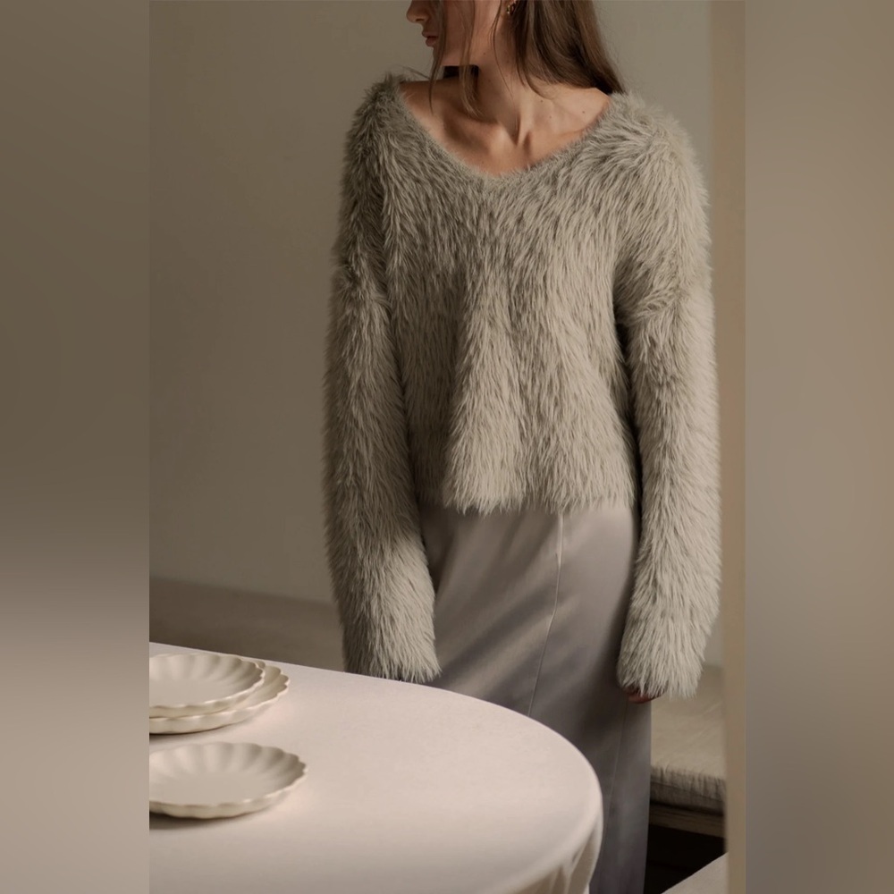 Oak and Fort Fuzzy V-Neck Sweater in Grey
